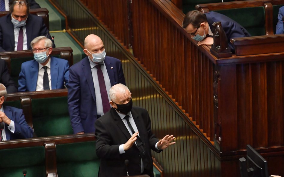 Premier Mateusz Morawiecki (P) i wicepremier, prezes PiS Jarosław Kaczyński (C-dół) na sali obrad w 