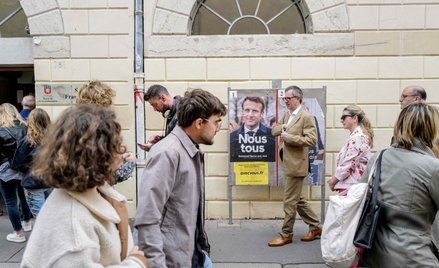 Do 18.00 frekwencja była niższa niż w pierwszej turze wyborów. Na zdjęciu: kolejka do lokalu wyborcz