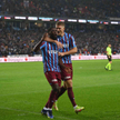 Piłkarze Trabzonsporu cieszą się ze strzelonego gola