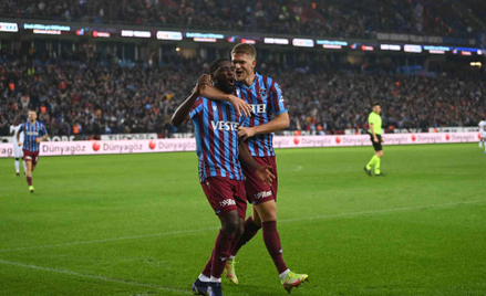 Piłkarze Trabzonsporu cieszą się ze strzelonego gola