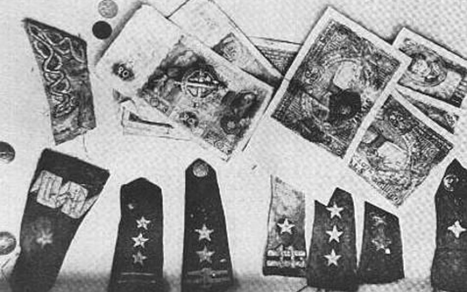 Polskie banknoty i epolety znalezione w badanych mogiłach