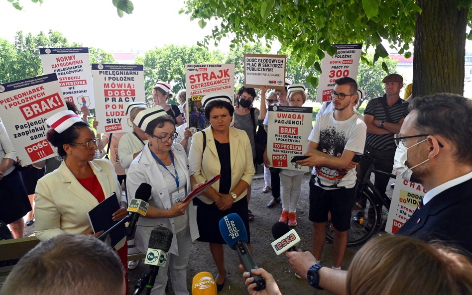 Manifestacja pielęgniarek i położnych przed Urzędem Wojewódzkim w Szczecinie.