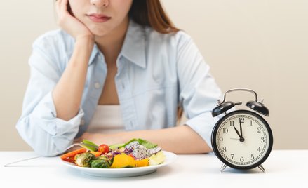 Autorzy badania porównywali różne formy postu przerywanego – od diety 5:2, przez post co drugi dzień