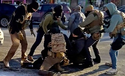 Fragment nagrania przedstawiającego interwencję funkcjonariuszy wobec Alexa Prettiego