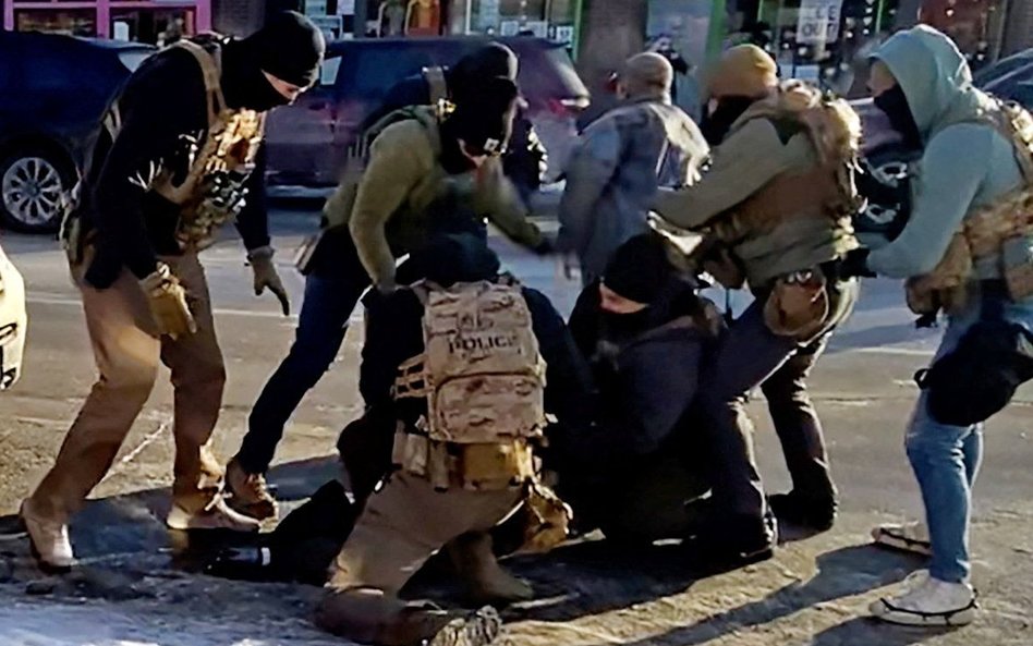 Fragment nagrania przedstawiającego interwencję funkcjonariuszy wobec Alexa Prettiego