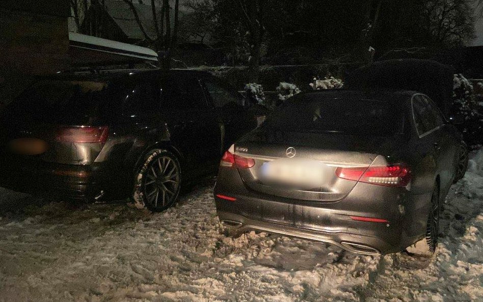 Na terenie Litwy mundurowi zabezpieczyli poszukiwane audi oraz znaleźli również mercedesa.