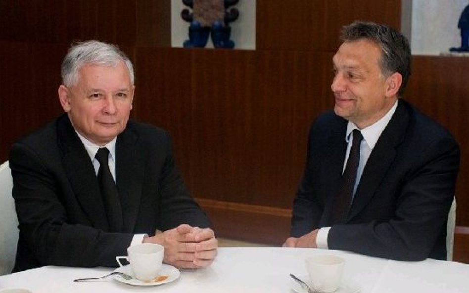 Jarosław Kaczyński i Viktor Orbán chcą demokracji, ale bezprzymiotnikowej