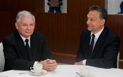 Jarosław Kaczyński i Viktor Orbán chcą demokracji, ale bezprzymiotnikowej