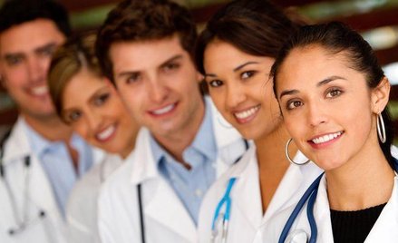 Więcej miejsc na studiach medycznych, większa liczba lekarzy ma skrócić kolejki