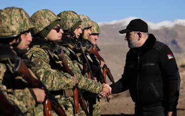 Premier Armeniii Nikol Paszynian wizytuje oddziały wojskowe
