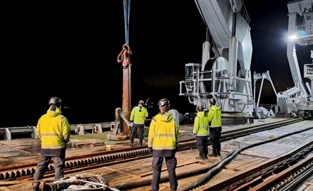 Załoga HMS Belos u wybrzeży Porkkalanniemi w Finlandii pracuje przy kotwicy zatrzymanego tankowca Ea