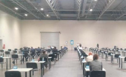 Uczestnicy testu na aplikację radcowską w Warszawie (na zdj.) mogli być bez maseczek tylko przy swoi