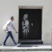 Skradziono hołd Banksy'ego dla ofiar zamachu w Paryżu