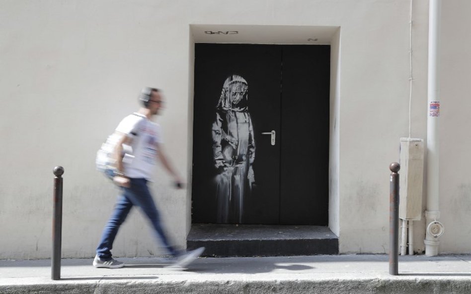 Skradziono hołd Banksy'ego dla ofiar zamachu w Paryżu