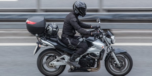 Motocykliści w korkach. Ten przepis ułatwia im jazdę po mieście