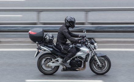 W niektórych miastach motocykliści mogą poruszać się w korkach szybciej i sprawniej dzięki konkretne