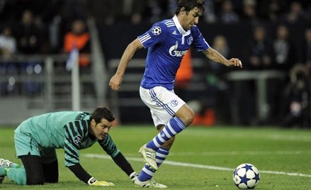 W ćwierćfinale Schalke wyeliminowało Inter. Na zdjęciu: Raul i bramkarz Interu Julio Cesar