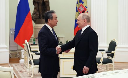 Wang Yi (z lewej) nic nie odpowiedział na słowa Władimira Putina o wizycie Xi Jinpinga w Moskwie.
