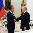 Wang Yi (z lewej) nic nie odpowiedział na słowa Władimira Putina o wizycie Xi Jinpinga w Moskwie.