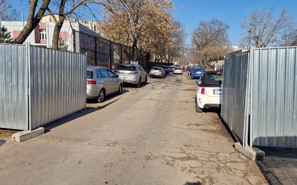 Inwestor zagrodził wjazd na parking bramą