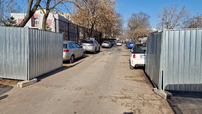 Inwestor zagrodził wjazd na parking bramą