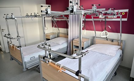 Trzy miliony złotych w rok. Rekordowe zarobki 32-letniego ortopedy
