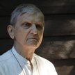 Tadeusz Dominik przed swym domem w Łomiankach