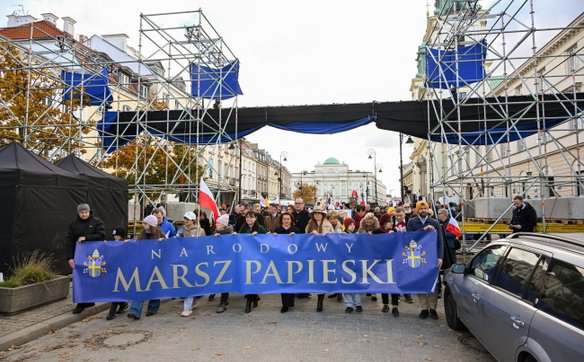 Wierni maszerują Krakowskim Przedmieściem