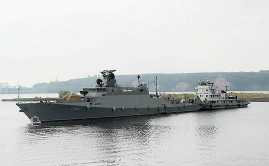 Mały okręt rakietowy Grad opuszcza na holu stocznię w drodze na Baltyk.