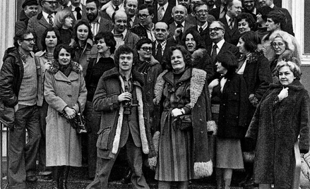 W latach 1971–79 Jacek Maziarski był członkiem redakcji tygodnika „Polityka”. Na zdjęciu stoi obok J