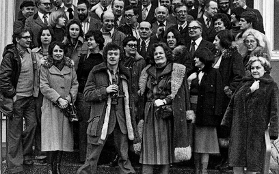 W latach 1971–79 Jacek Maziarski był członkiem redakcji tygodnika „Polityka”. Na zdjęciu stoi obok J