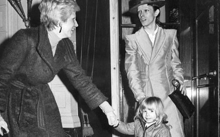 17 lutego 1974, z żoną Angelą (Angie) i synem Zowie.