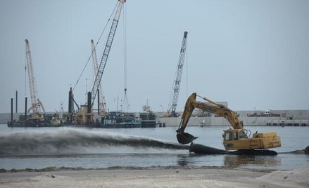 Konsorcjum, na czele którego stoi włoska firma Saipem, nie zakończyło do dziś prac budowlanych przy 