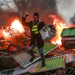 Jeden z demonstrantów na płonącej barykadzie w Paryżu, 5 stycznia