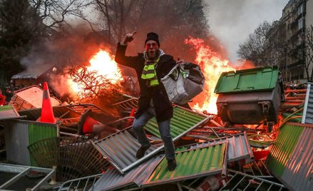 Jeden z demonstrantów na płonącej barykadzie w Paryżu, 5 stycznia