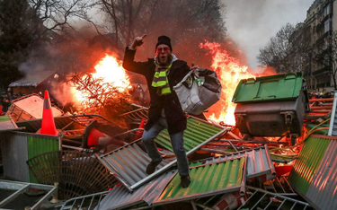 Jeden z demonstrantów na płonącej barykadzie w Paryżu, 5 stycznia