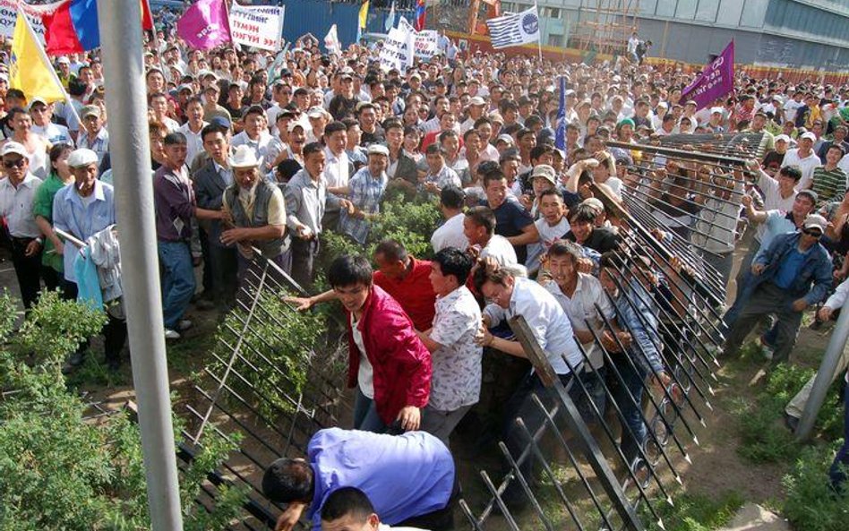 Demonstranci szturmują budynki rządowe
