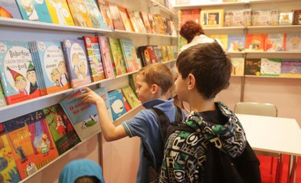 Polacy coraz bardziej lubią rodzimych pisarzy