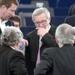 Mimo zwycięstwa w Parlamencie Europejskim Jean-Claude Juncker (w środku) nadal jest pełen wątpliwośc