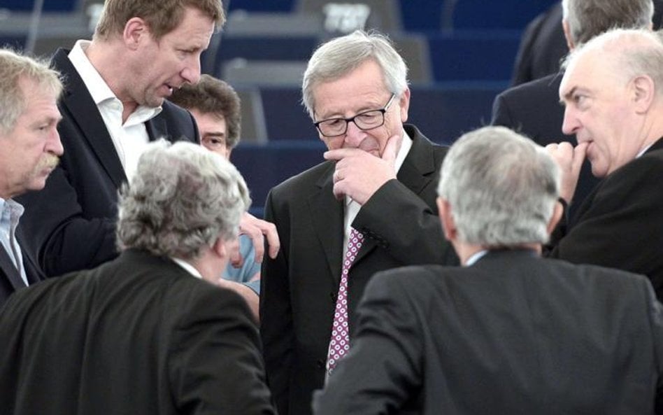 Mimo zwycięstwa w Parlamencie Europejskim Jean-Claude Juncker (w środku) nadal jest pełen wątpliwośc