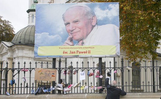 Na znak protestu przeciwko bezczynności Kościoła w sprawach pedofilii na ogrodzeniach światyń wiesza