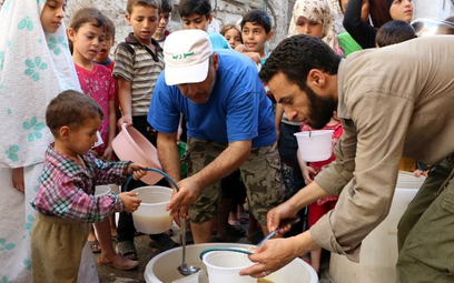 Wolontariusze pomagający mieszkańcom Aleppo. To jednak tylko kropla w morzu potrzeb