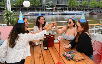 Mieszkanki Melbourne świętują w jednej z tamtejszych restauracji