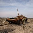 Ukraińscy żołnierze przy zniszczonym rosyjskim czołgu, okolice Kijowa. Fotografia z 31 marca