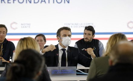 Macron przemawia w masce na twarzy podczas sesji terytorialnej Krajowej Rady ds. Refundacji Zdrowia