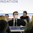 Macron przemawia w masce na twarzy podczas sesji terytorialnej Krajowej Rady ds. Refundacji Zdrowia