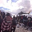 Helikopter armii nepalskiej zabiera ofiary lawiny do szpitala w Katmandu