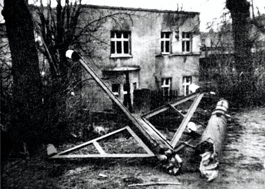 Szczątki tzw. zagłuszarki podpalonej 18 listopada 1956 r. przez demonstrujących bydgoszczan