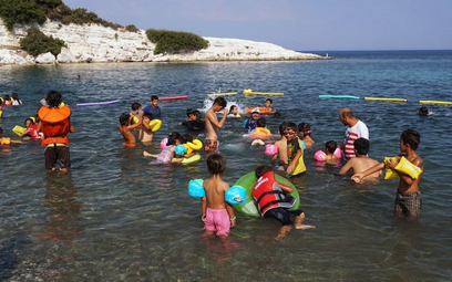 Lekcja pływania dla emigrantów na wyspie Lesbos