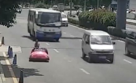 Jechała do pracy samochodem zabawką